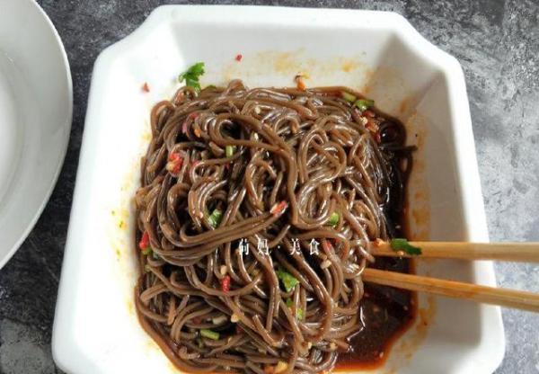 凉拌蕨根粉你爱吃吗？教你简单几步在家做，酸辣又爽口，超好吃