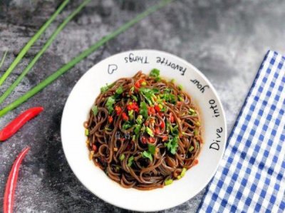 ​凉拌蕨根粉你爱吃吗？教你简单几步在家做，酸辣又爽口，超好吃