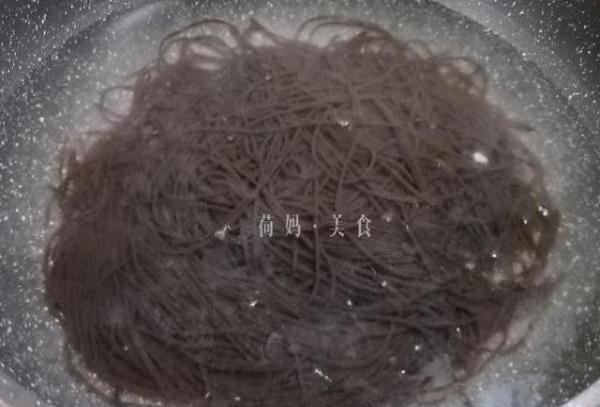 凉拌蕨根粉你爱吃吗？教你简单几步在家做，酸辣又爽口，超好吃