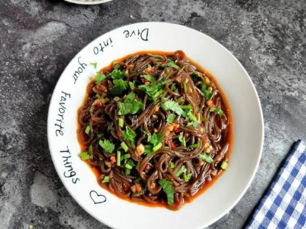 凉拌蕨根粉你爱吃吗？教你简单几步在家做，酸辣又爽口，超好吃