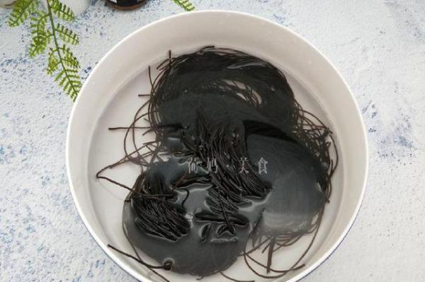 凉拌蕨根粉你爱吃吗？教你简单几步在家做，酸辣又爽口，超好吃