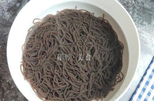 凉拌蕨根粉你爱吃吗？教你简单几步在家做，酸辣又爽口，超好吃