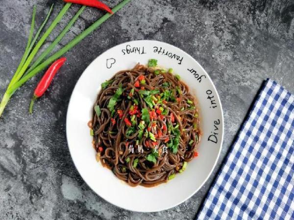 凉拌蕨根粉你爱吃吗？教你简单几步在家做，酸辣又爽口，超好吃