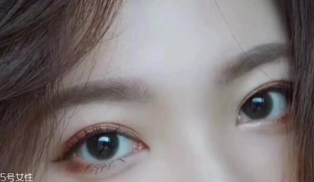 绿色美瞳适合画什么妆 绿色美瞳给人什么感觉
