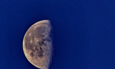 ​半个月亮打一字，二十个太阳和半个月亮打一字？