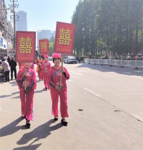 ​大姑娘上轿头一次