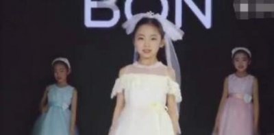 ​范冰冰堂妹受邀参加时装周 身穿白色纱裙灵气十足