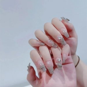 ​闪亮动人的镶钻美甲