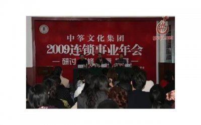 继父趁训斥的机会捏我的脸,摸我的手,这让我感到危险