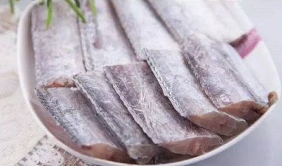 ​冻带鱼身上发黄能吃吗，冻带鱼鱼肉发黄能吃吗？