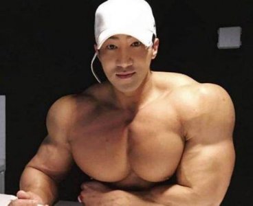 ​他被誉亚洲“施瓦辛格”，曾100余斤被女友嫌弃，现身边美女如云